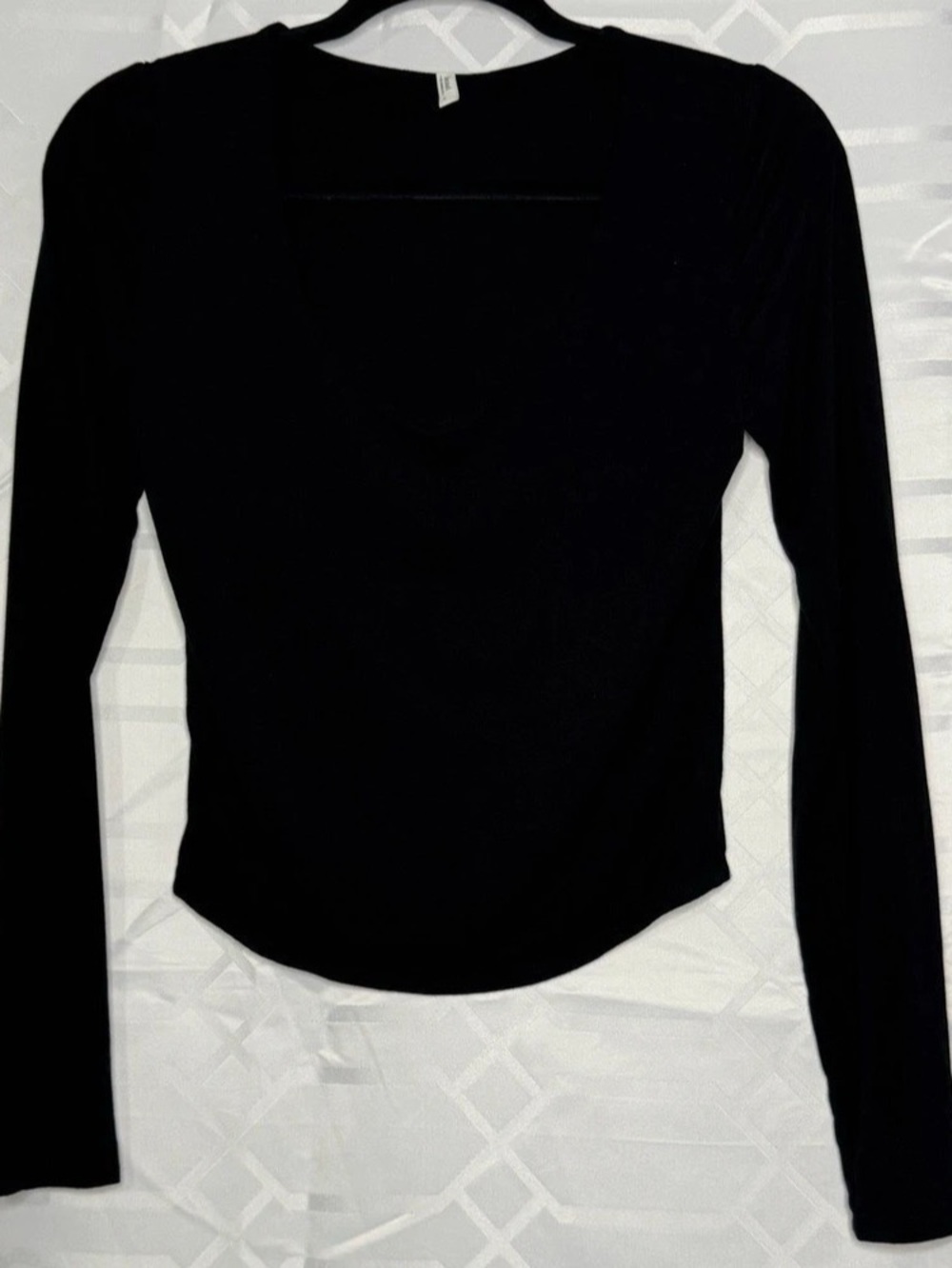 be cool -  Long Sleeve Scoop Neck Top in Black Size Medium Like New